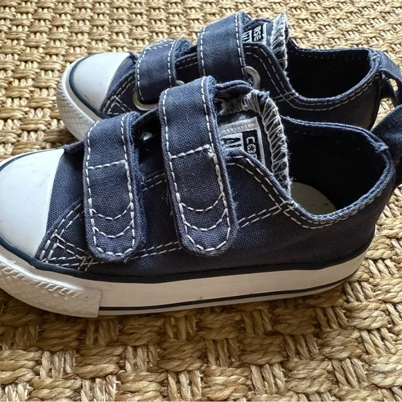 Converse Chuck Taylor All Star Velcro shoes, toddler size 5 - Picture 3 of 6